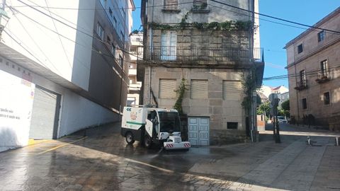 Trabajos de limpieza en las calles de O Carballiño.