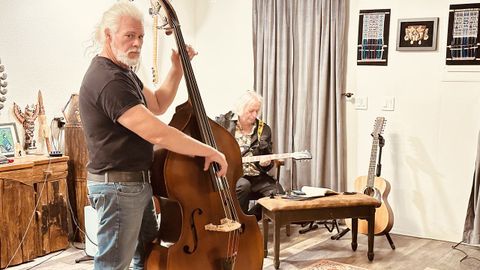 Barrett Martin y Peter Buck, dos de los integrantes de Drink The Sea. 