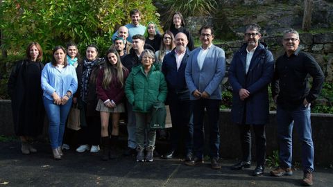 Guillermo Vergar (a la derecha) acompañado de alcaldes y representantes municipales y provinciales y de los voluntarios que participaron en el programa de Paideia y la Deputación 