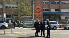 El IES A Paralaia, de Moa�a, esta ma�ana. En la imagen, las autoridades educativas y sanitarias al finalizar la reuni�n con el equipo directivo