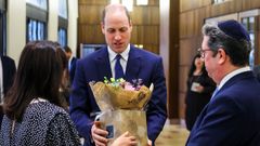 El prncipe Guillermo recibe un ramo de flores para la princesa de Gales