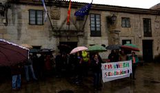 Una treintena de vecinos participaron ayer en la protesta. 