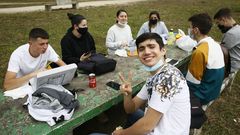 Un grupo de estudiantes, almorzando en el parque Pernas Pe�n, cercano al instituto de Viveiro donde iniciaron la selectividad este martes