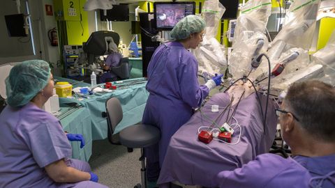 Imagen de una operaci�n de entrenamiento con el Da Vinci en el quir�fano experimental del Chuac