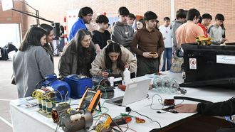 Alumnos de cuarto de la ESO, bachillerato y ciclos formativos pudieron visitar los puestos expositores de las distintas entidades en la feria de orientaci&oacute;n acad&eacute;mica y laboral del IES As Insuas