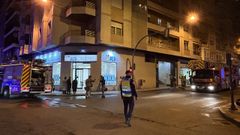 Amplio despliegue de bomberos y polic�a para sofocar un incendio en la calle Emilia Pardo Baz�n