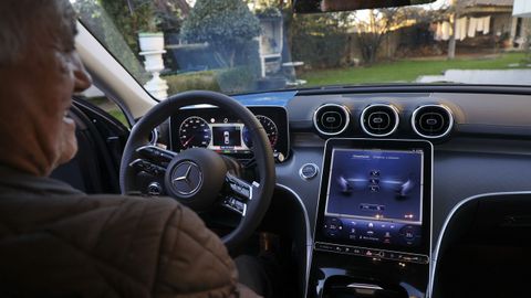 El octogenario compostelano se adapta poco a poco a las pantallas y tecnología digital de su nuevo coche