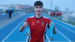 Moir�n luce sus medallas antes del entrenamiento de este martes en la pista de A Veiga.