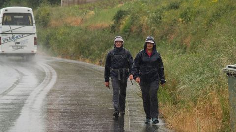 Peregrinos, en plena borrasca, en un tramo del Camino de Invierno en Chantada