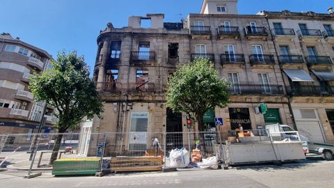 El edificio de la esquina se incendi� por completo y el colindante fue desalojado.