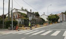 Los trabajos de ampliaci�n de las aceras en Cacheiras comenzaron hace d�as. 