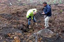 El arque�logo (derecha) y el alcalde inspeccionaron lo que qued� de la m�moa. 