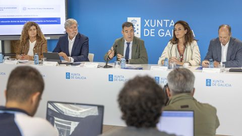 El conselleiro de Educaci�n, Rom�n Rodr�guez, en el centro, durante la rueda de prensa de este martes.