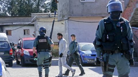 Operativo antidroga de la Guardia Civil en el poblado de O Vao