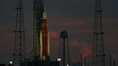 El cohete Space Launch System (SLS), con la nave Orion en su c�spide, sobre la plataforma de lanzamiento de Florida