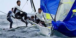 Los hermanos Paz, ayer en plena acci�n en la competici�n que se est� celebrando en el lago Di Garda.