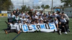 El Oza celebr� el ascenso sobre el c�sped de O Carral luego de ganar al Seaia.