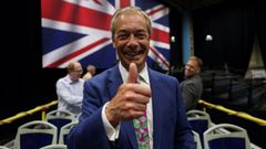 Nigel Farage, candidato del partido Reform UK despus del rally en Birmingham