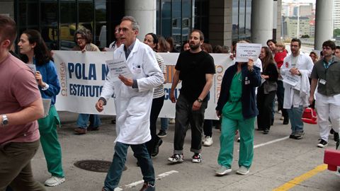 Los m&eacute;dicos del Chuac protagonizaron este jueves una marcha en torno al edificio central del Hospital de A Coru&ntilde;a