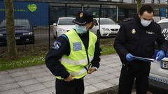 La Polic�a Nacional de Viveiro tambi�n coopera con los ciudadanos para, en lo posible, sobrellevar el confinamiento