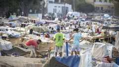 Inmigrantes acampados en la playa de El Trampol�n, en Ceuta.