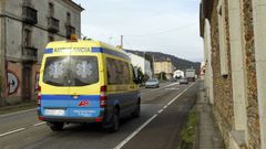 Ambulancia a su paso por Cangas de Foz