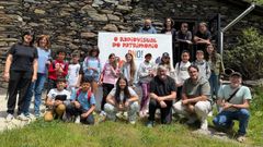 O m�sico e artes�n Xavier Blanco (no centro, con camiseta negra) con alumnos do colexio de Quiroga e con outros participantes na emisi�n de RadioVisual do Patrimonio