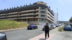 Exterior del edificio, con pintadas, ventanales y puertas rotas, y desconchones en las fachadas