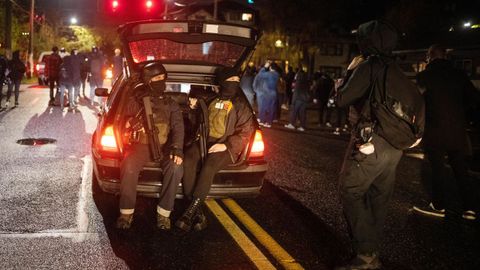 Manifestantes armados en una protesta en Portland en la noche electoral