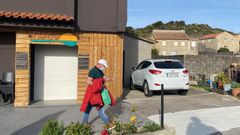 Salida de uno de los supervivientes del Villa de Pitanxo de su casa, tras regresar a Galicia
