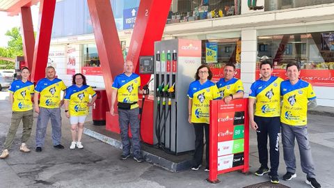 <span lang= gl >O personal da gasolineira da Avenida de Vilagarc�a de Cambados lucindo a camiseta coa que traballar�n este venres e s�bado para animar � asistencia ao partido contra o Arousa en Burg�ns.</span>