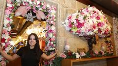 Vane Palacios, que hizo a mano doce metros de flores para su local. 