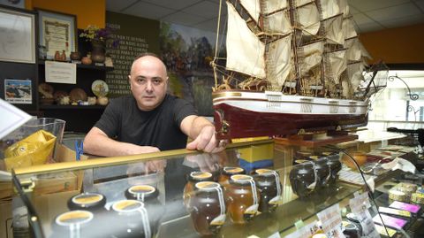 Javier Barreiro Carbia, en A Tenda da Ponte de Cuntis, un local en el que mezcla la venta de productos gallegos con la hostelera y las exposiciones de arte.