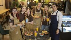 Parte del equipo de Liam Brunch muestra algunas de las propuestas que incluye su carta, especializada en brunch y c�cteles. En la foto salen Raquel, Ux�o, Tini, Itziar, Silvia y Luc�a.