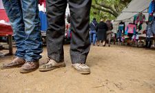 El estado del pavimento estrope� el domingo el d�a de mercado para los vendedores del Espol�n.