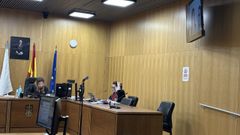 Un momento de la vista, a la que el acusado y su abogada comparecieron por videoconferencia