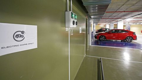 Hotel Noa, en Santa Cruz. A 11 kilómetros del centro de A Coruña, ofrece cuatro puntos de carga para sus clientes, tanto los que se alojan como los que reservan mesa en su restaurante. Próximamente van a poner más.