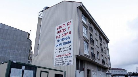 Anuncio de venta de pisos en un edificio de Carballo