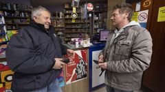 Ernesto Moreira, del Estanco de Pazos (a la derecha), conversa con un cliente en la ma�ana de ayer, muy parada debido a la aver�a