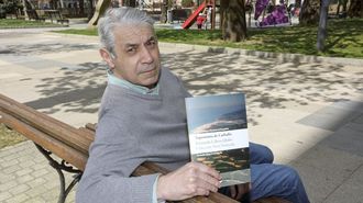 Fernando Cabeza Quiles, nunha imaxe do 2021, co libro dedicado &aacute; toponimia de Carballo 