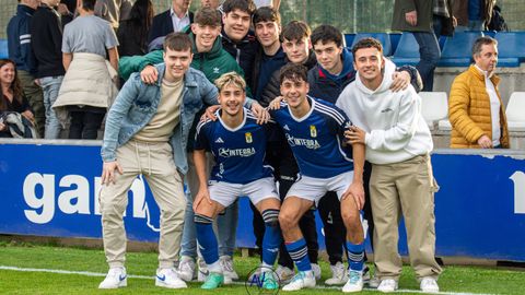 Marcos y Adri Lopes, junto a sus amigos tras el Oviedo-Levante de Copa del Rey juvenil