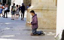 El casco viejo y, sobre todo, el entorno de la Catedral concentran numerosos mendigos.