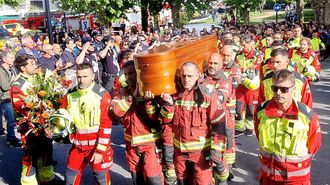 Los bomberos de Vigo rindieron homenaje a Sergio Sanl�s en su entierro, en mayo del 2024