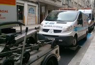Instante en el que la gr�a municipal procede a llevarse una de las ambulancias inmovilizadas.