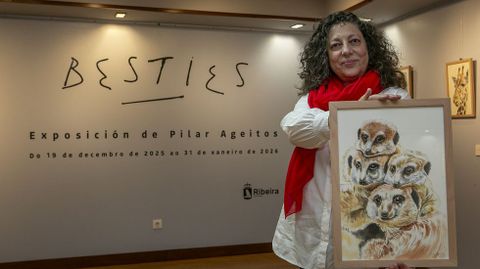 Pilar Ageitos con una de las obras expuestas hasta fin de mes en el Lustres Rivas