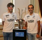 Veloso y Delio Fern�ndez, ante el trofeo de la edici�n 2015. 