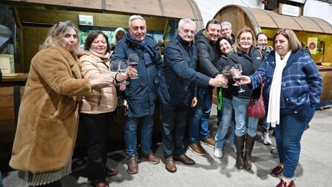 El alcalde Manuel Varela (en el centro) brinda con otros asistentes en la inauguraci�n de la 43 Feira do Vi�o de Chantada