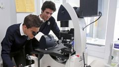 Nuno Sinde y Pedro Fern�ndez en uno de los laboratorios del Colegio SEK-Atl�ntico