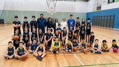 Ca�as,�con los directivos y una representaci�n de varios equipos de categor�as premini, mini e infantil masculinos y femeninos.