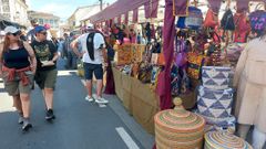 Visitantes ante algunos de los puestos de la Feira Medieval de Monforte, que atrajo a numerosas personas en la �ltima parte de la Semana Santa